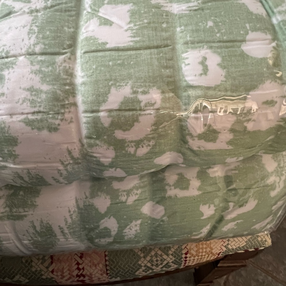 King Size Comforter, 2 king size pillow shams, green and white, new in bag - Picture 4 of 6